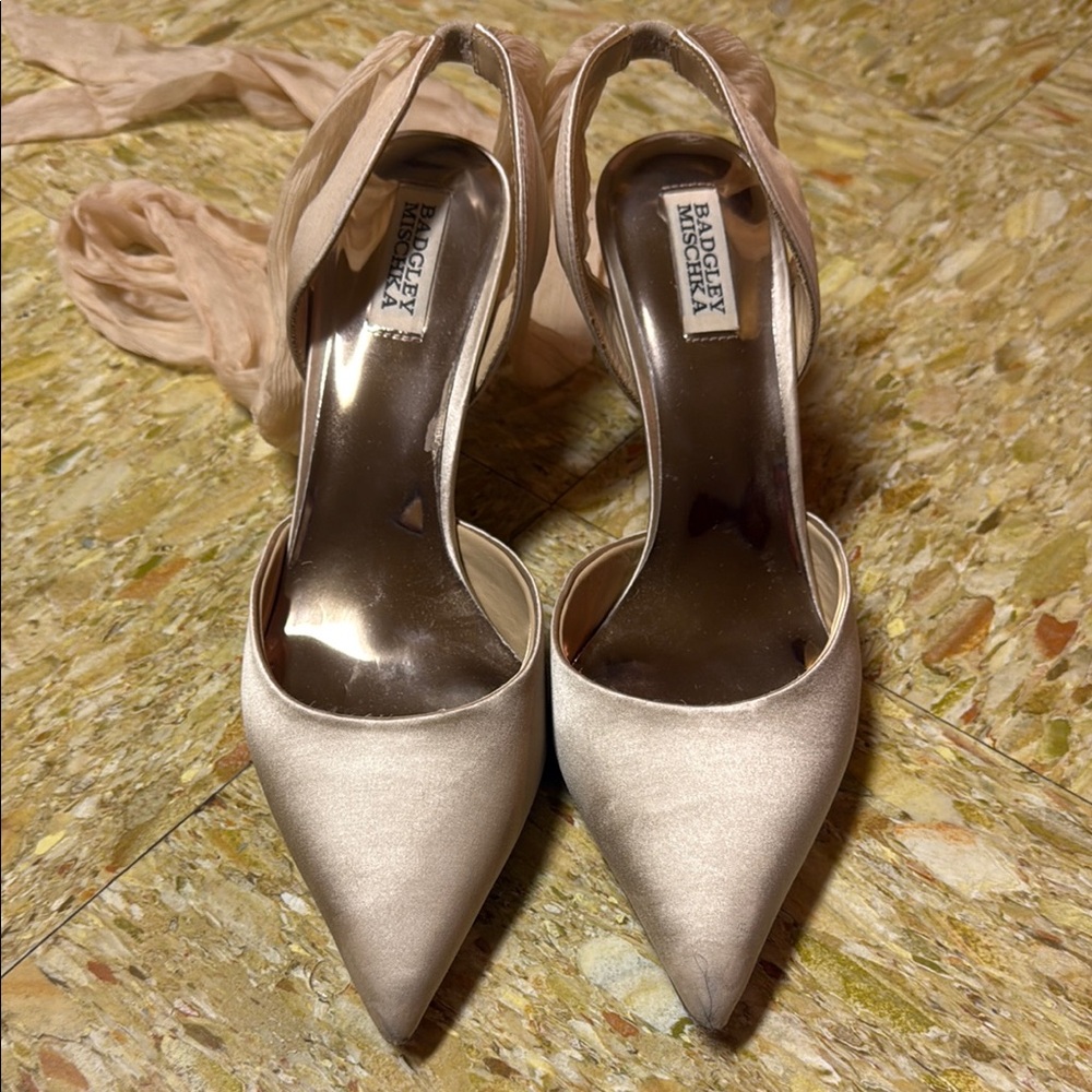 Badgley Mischka Women's Cream Heels